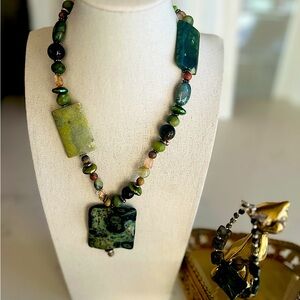 17” natural green stone necklace and bracelet set